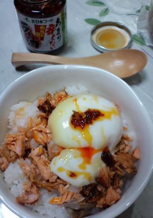 鮭!温泉卵!食べるラー油!TKG-レシピのメイン写真