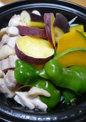タジン鍋de彩り野菜と鶏の蒸し焼き肉♯-レシピのメイン写真