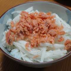 รูปของ 長いもの焼鮭ほぐしのせごはん。＾ω＾