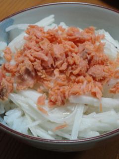 長いもの焼鮭ほぐしのせごはん。^ω^-レシピのメイン写真