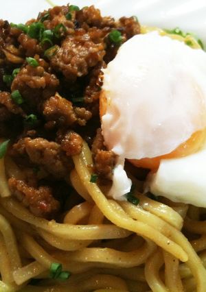 汁なし坦々麺ポーチドエッグのっけ-レシピのメイン写真