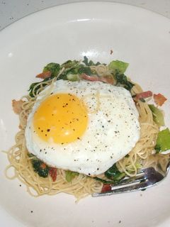 レタスと目玉焼きのパスタ-レシピのメイン写真