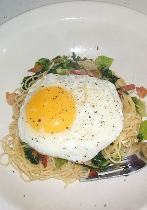 レタスと目玉焼きのパスタ-レシピのメイン写真