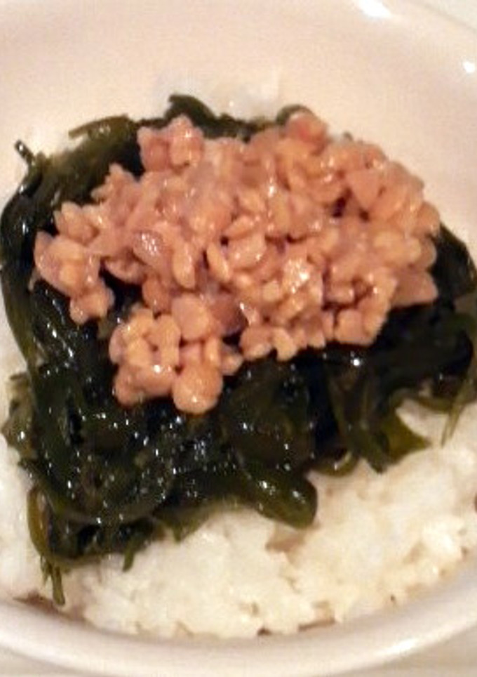 一人のお昼に「納豆とめかぶのねばねば丼」-レシピのメイン写真