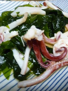 烏賊ゲソとわかめのニンニク醤油炒め-レシピのメイン写真