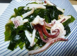烏賊ゲソとわかめのニンニク醤油炒め-レシピのメイン写真