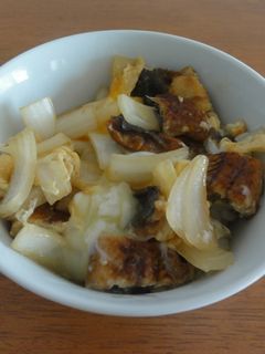 スタミナレシピ!うなぎと玉ねぎの卵とじ丼-レシピのメイン写真