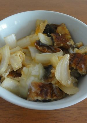 スタミナレシピ！うなぎと玉ねぎの卵とじ丼-レシピのメイン写真