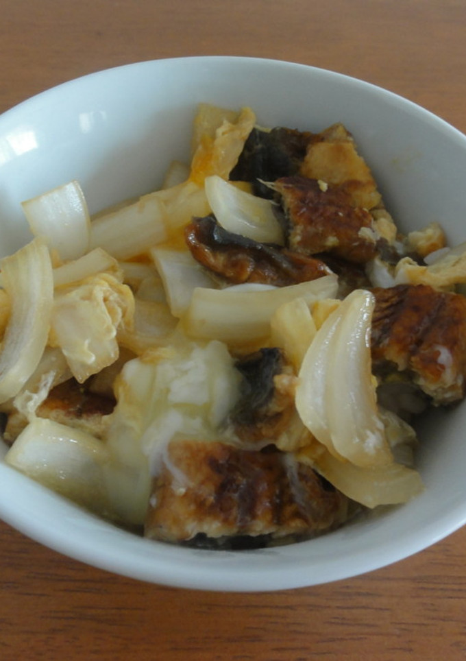 スタミナレシピ！うなぎと玉ねぎの卵とじ丼-レシピのメイン写真