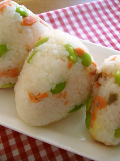 枝豆鮭チーズで鮮やかおにぎり-レシピのメイン写真