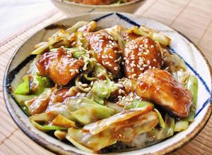 キャベツと鶏胸肉のピリ辛味噌丼！回鍋肉風-レシピのメイン写真