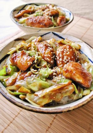 キャベツと鶏胸肉のピリ辛味噌丼！回鍋肉風-レシピのメイン写真