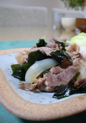 調味料1つで→豚肉とわかめを炒めました✿-レシピのメイン写真