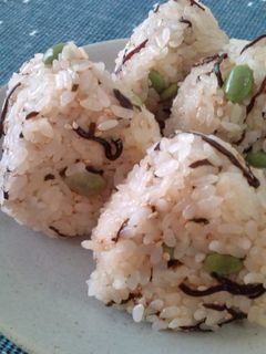 簡単!枝豆と塩こんぶのうまうま♡おにぎり-レシピのメイン写真