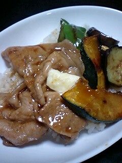 とろ〜りバターののった野菜たっぷり豚丼-レシピのメイン写真