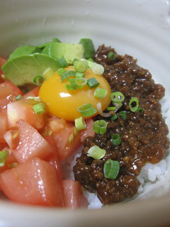 具のソースで簡単♪火を使わないアボトマ丼-レシピのメイン写真