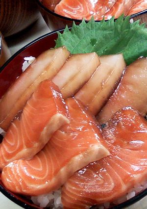 ホエイ玉ねぎご飯でまぐろサーモン漬け丼-レシピのメイン写真