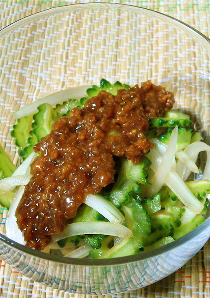 ゴーヤと玉ねぎの和え物　肉味噌かけ-レシピのメイン写真