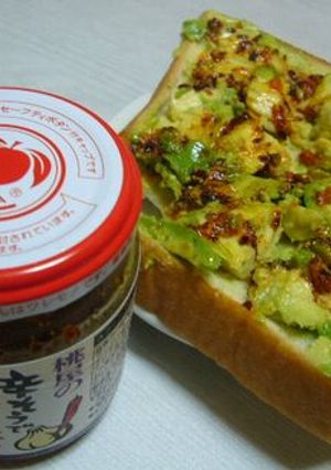 (ﾟ∀ﾟ)ﾉアボカドと桃屋ラー油のせパン-レシピのメイン写真