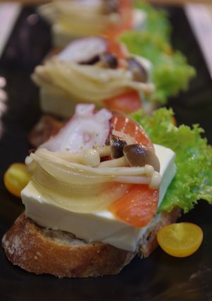 チーズのカナッペ☆魚介&きのこマリネ乗せ-レシピのメイン写真