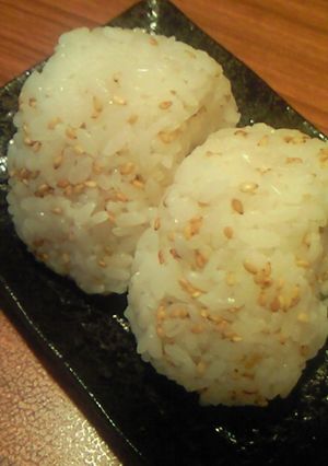 材料３つ☆混ぜるだけ♪中華風ごまおにぎり-レシピのメイン写真
