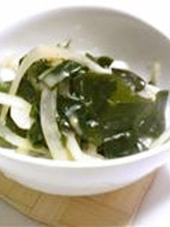 玉ねぎとワカメの胡麻ドレポン酢♪-レシピのメイン写真