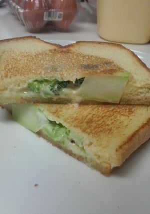 ブロッコリーのワサビ風味のチーズサンド♪-レシピのメイン写真