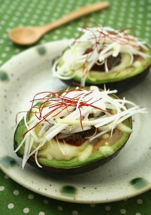穴に入れるのがミソ！和風アボカドグラタン-レシピのメイン写真