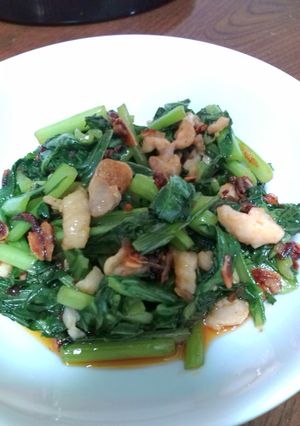 小松菜と鶏皮の食べるラー油炒め-レシピのメイン写真