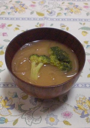 ブロッコリーと玉ねぎのお味噌汁-レシピのメイン写真