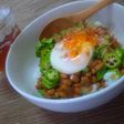 簡単!オクラ納豆丼とーろり温玉のせ♪