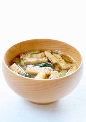 サッと手軽な【小松菜と油揚げのお味噌汁】-レシピのメイン写真
