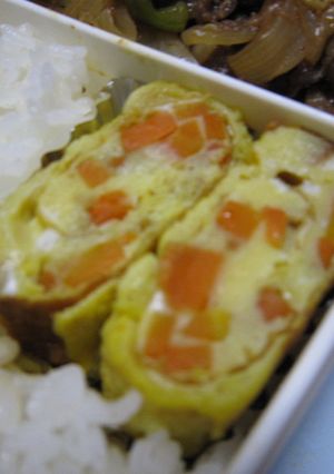 お弁当に赤色を☆人参入り卵焼き-レシピのメイン写真