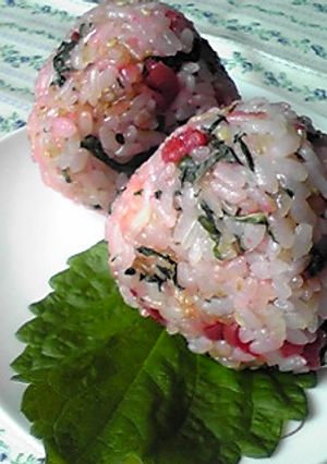 カリカリ小梅と青しその炒めおにぎり♪-レシピのメイン写真