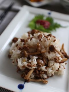 梅で食べるしめじと挽肉の混ぜごはん-レシピのメイン写真