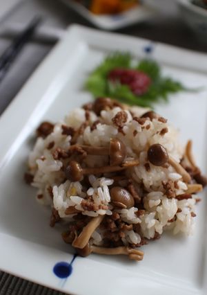 梅で食べるしめじと挽肉の混ぜごはん-レシピのメイン写真