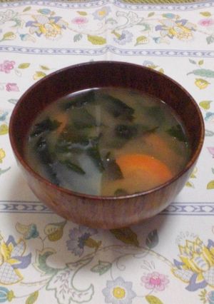にんじんとわかめのお味噌汁-レシピのメイン写真