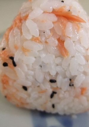 さけとごま塩の簡単おにぎり♪-レシピのメイン写真