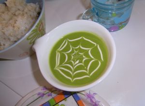 ハロウィン☆クモの巣グリーンピーススープ-レシピのメイン写真