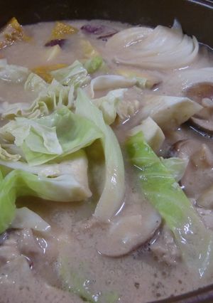 鶏手羽で☆白みそ仕立て チーズ鍋スープ。-レシピのメイン写真