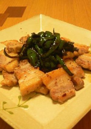 豚バラ黒胡椒焼きﾋﾟｰﾏﾝのっけ-レシピのメイン写真