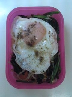 *ほうれん草ともやし炒め 目玉焼きのせ*-レシピのメイン写真