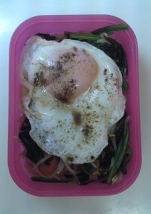 *ほうれん草ともやし炒め 目玉焼きのせ*-レシピのメイン写真