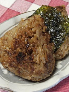 残り物の炊き込みご飯で焼きおにぎり-レシピのメイン写真
