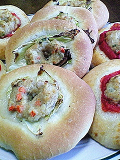 鶏つくねを載せたパン-レシピのメイン写真
