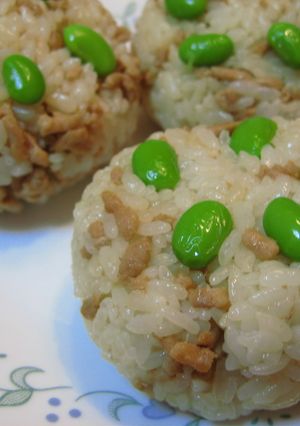 鳥そぼろと枝豆☆おにぎり-レシピのメイン写真