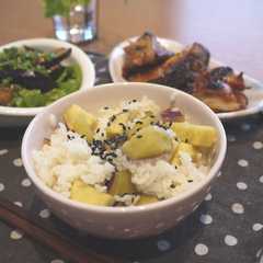 รูปของ 混ぜるだけ!!コロコロさつま芋の混ぜご飯