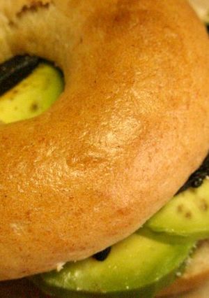 黒蒸しにんにくとアボカドのベーグルサンド-レシピのメイン写真