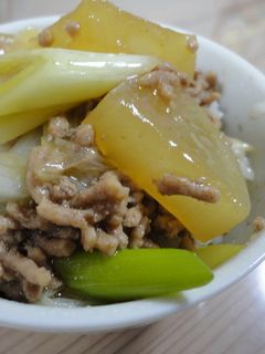簡単!豚ひき肉と大根と長ねぎの旨旨丼-レシピのメイン写真