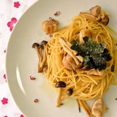 รูปของ ほめられパスタ☆きのこと鶏肉のバター醤油